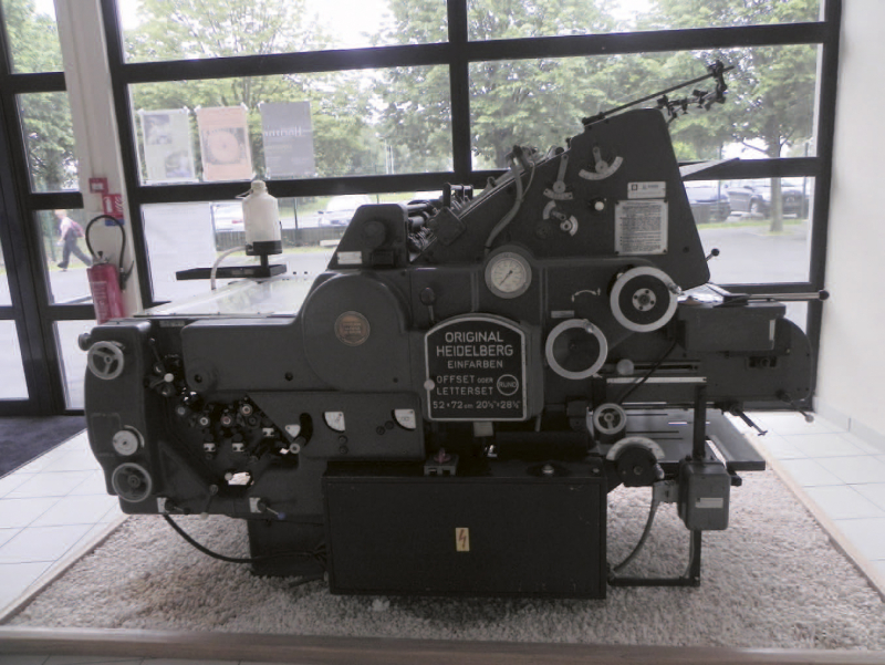 Une ancienne presse Heidelberg exposée dans le hall d’entrée de l’ANRT