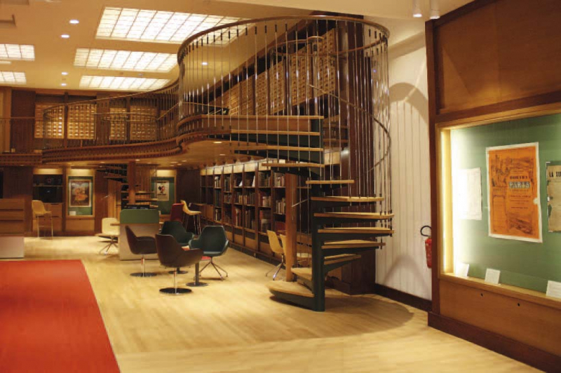 Le hall d’accueil avec des fichiers manuels conservés sur la mezzanine