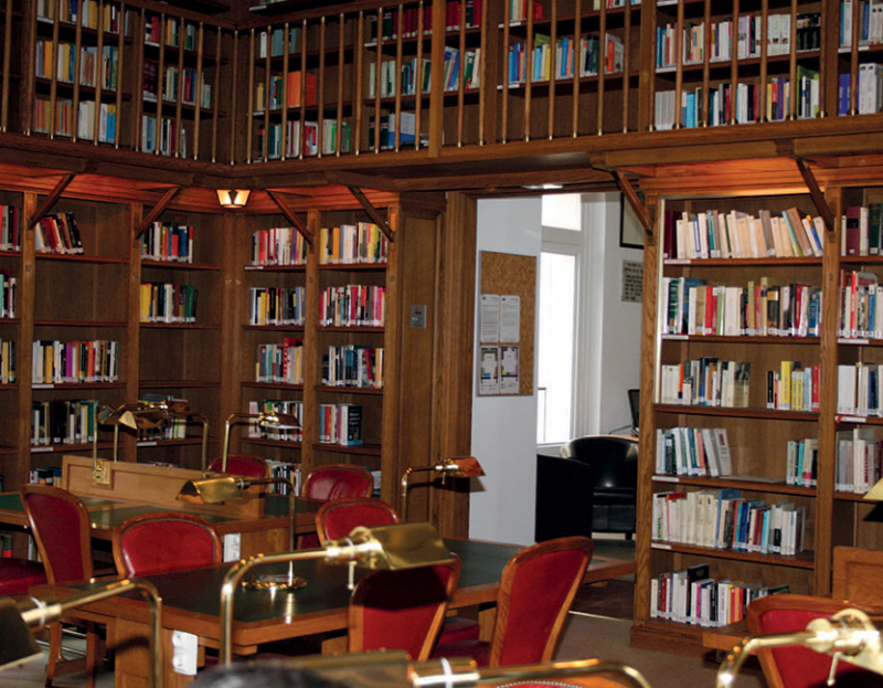 Dans sa salle de lecture, la bibliothèque propose à ses utilisateurs un fonds bibliographique multidisciplinaire composé en majorité d’ouvrages en espagnol.