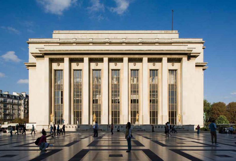 Le pavillon de tête de l’aile Paris du palais de Chaillot vue depuis l’esplanade