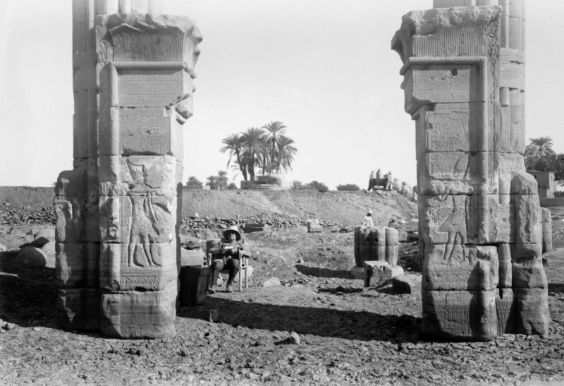 Photographie sur plaque de verre
            [janvier 1925 ?] extraite du fonds de photos des fouilles de
            Médamoud numérisé en 2017.