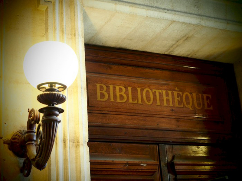 L’entrée d’une des bibliothèques anciennes, ornée de boiseries, statures et lampes anciennes et surnommée « BU Harry Potter » par les étudiants.