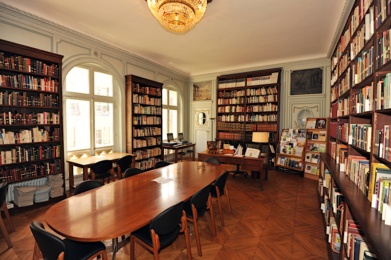 La bibliothèque Félix Houphouët-Boigny
            de l’Académie des sciences d’outre-mer détient près de 130 000
            documents accessibles à tout public sans restriction.