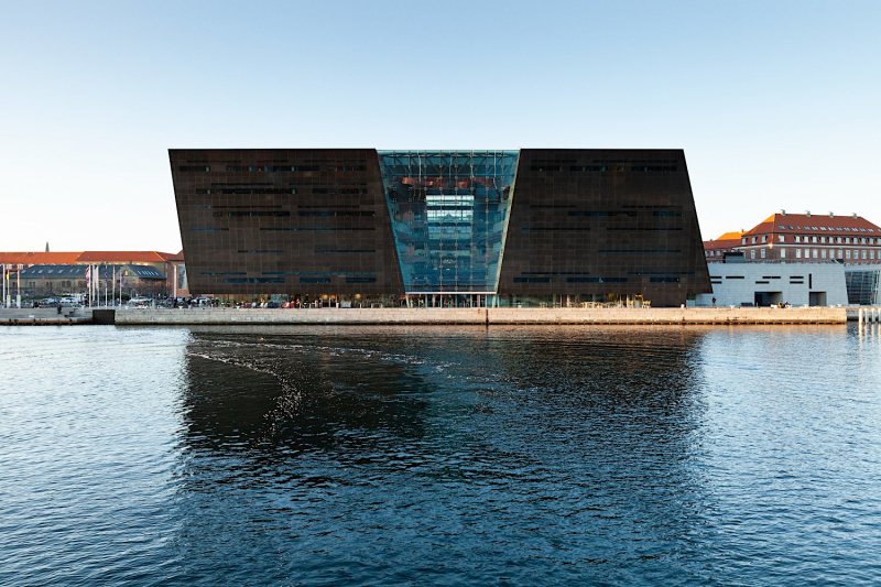 “Le Diamant Noir” (1999) Edifice
          principal de la Bibliothèque Royale Danoise – Copenhague