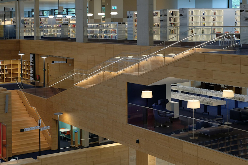 Vues de la salle de lecture et de
            l’escalier secondaire.