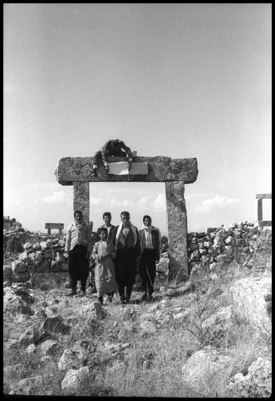 Syrie, Jebel Sem’an, Barad, ca 1960.
          Photothèque archéologique de l’Ifpo, https://medihal.archives-ouvertes.fr/medihal-01860825v1