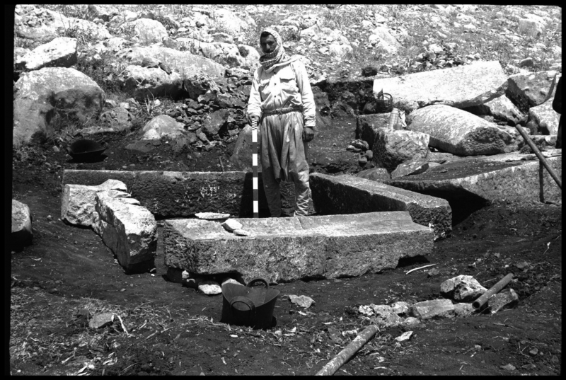 Syrie, Jebel Barisha, Me’ez, ca 1960.
          Photothèque archéologique de l’Ifpo, Sudoc et 10500 notices en
          caractères arabes, https://medihal.archives-ouvertes.fr/IFPOIMAGES/medihal-01846538v1