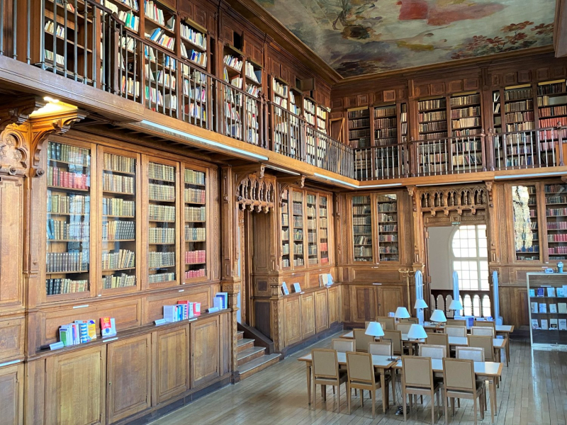 La bibliothèque de Paris, construite en 1905, caractérisée par ses boiseries en chêne