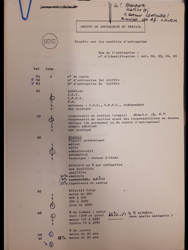 Documents d’étude d’une enquête sociologique sur les grèves de 1971 : questionnaire réalisé avec des ouvriers, coupures de presse, notes de travail, Fonds Claude et Michelle Durand, Coll. La contemporaine, F delta1961/46.