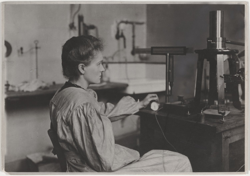 Marie Curie, chronomètre à la main, au cours d’une mesure de radioactivité, dans le laboratoire de la rue Cuvier, 1904. Cote : MCP87. Document signalé dans Calames. www.calames.abes.fr/pub/#details ?id =Calames-201473017740331985