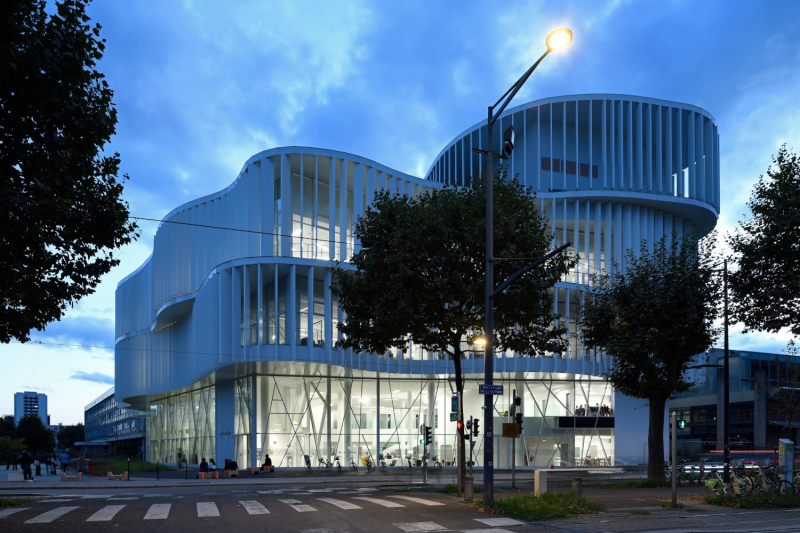 Vue nocturne du bâtiment, à l’entrée du campus Esplanade