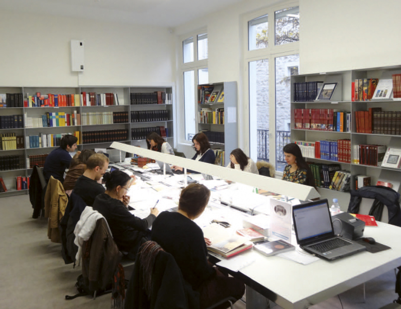 Salle de lecture de la bibliothèque.