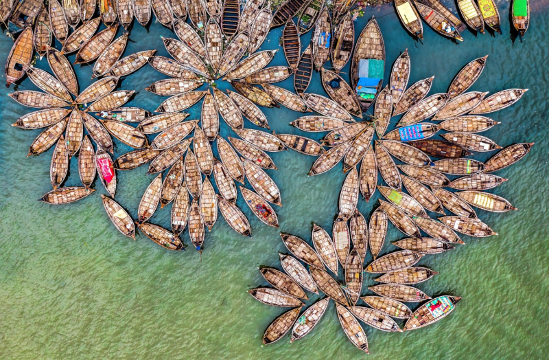 Barques de pêche amarrées au bord de la rivière