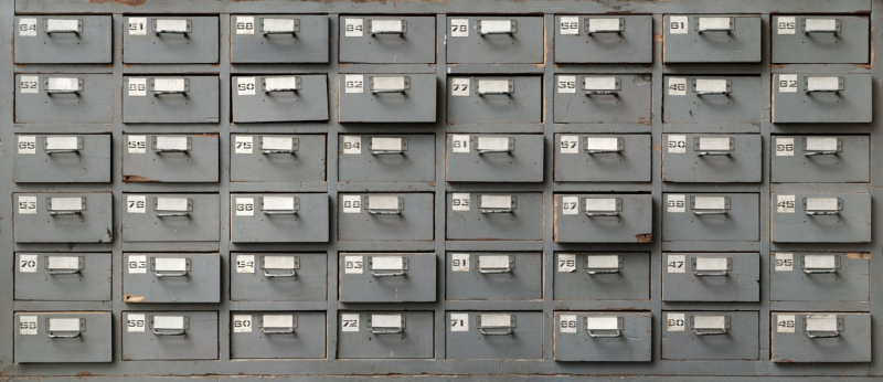 Anciens tiroirs de classement en bois