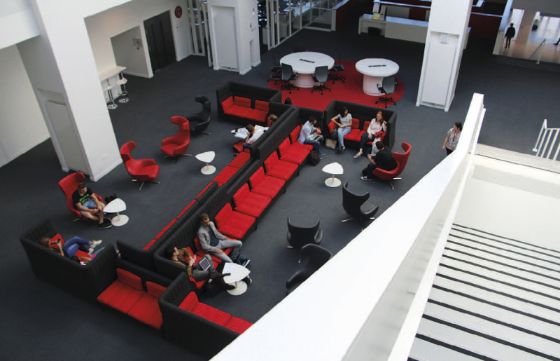 L’Atrium, espace de sociabilité, est situé au premier étage de la bibliothèque