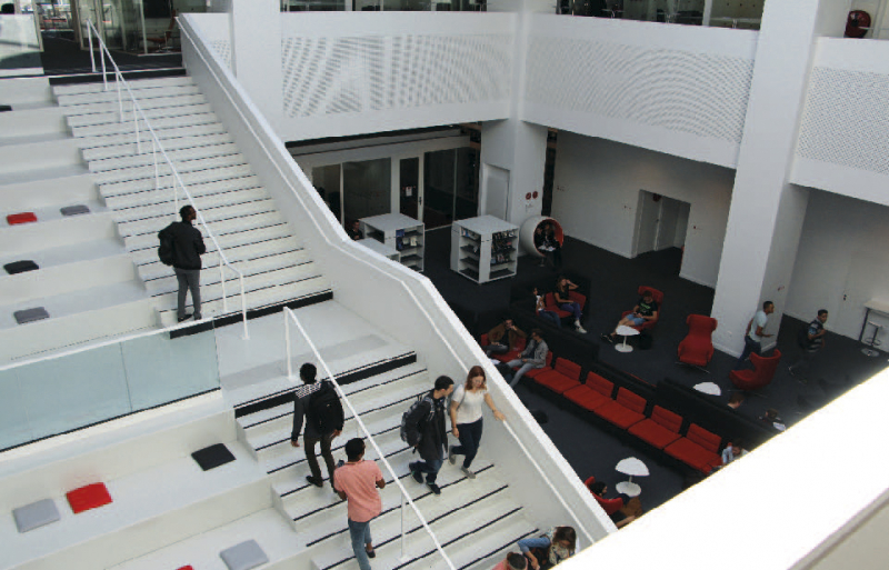 L’Atrium, espace de sociabilité, est situé au premier étage de la bibliothèque