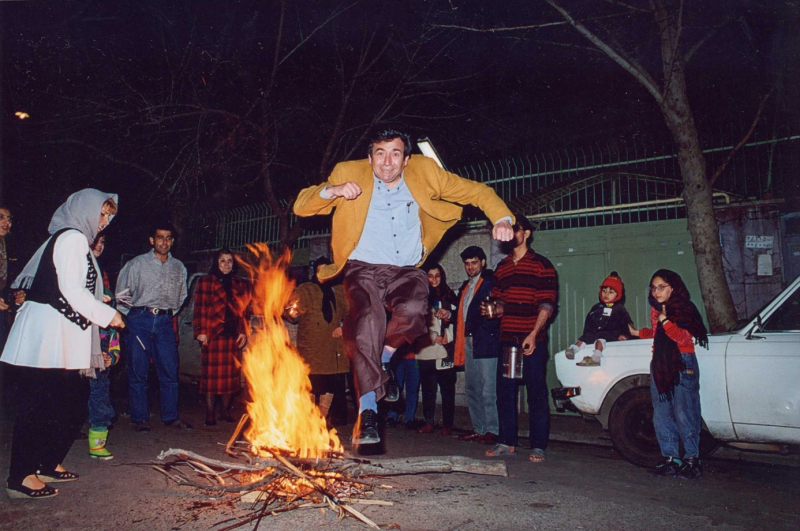 Figure 3. – L’auteur sautant le feu du dernier mercredi.