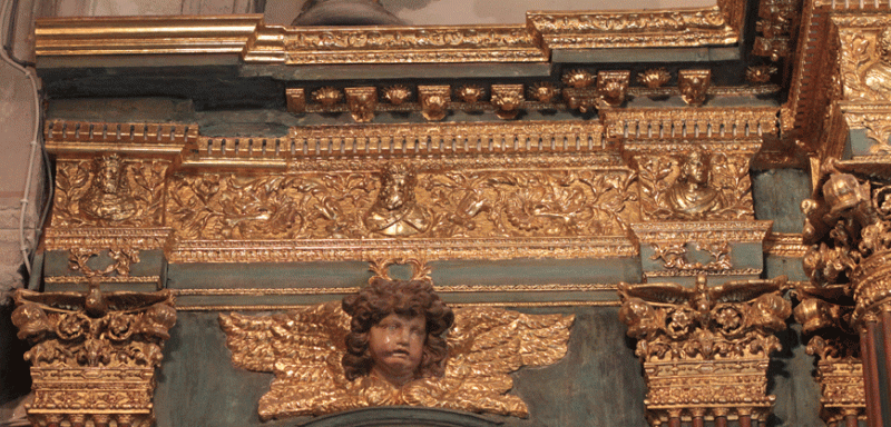 Ill. 16 : Étienne Doudieux, La Frise des rois, détail (partie gauche), fin du xviie siècle, bois doré, l. 6 m env., Sarthe, Sargé-lès-Le-Mans, église Saint-Aubin, retable de la chapelle de la Vierge, Cliché auteur
