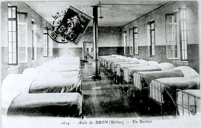 Un dortoir de l’asile de Bron vers 1900.