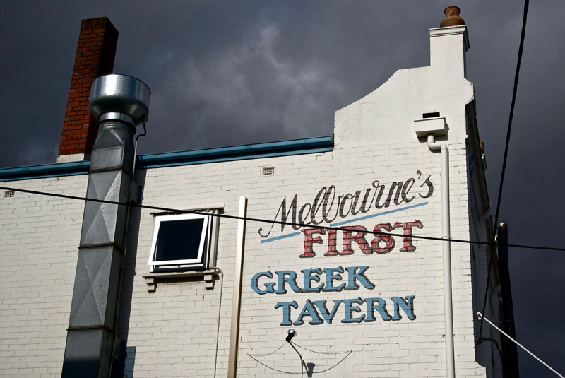 Ill. 1 : Façade extérieure d’un restaurant à Fitzroy : la valorisation touristique d’une identité grecque à Melbourne