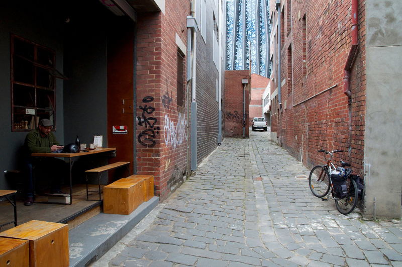 Ill. 9 : Ruelle ou « Laneway » à Parkville au nord du CBD, et vue sur le bâtiment de la Faculté de commerce de l’University of Melbourne, Melbourne