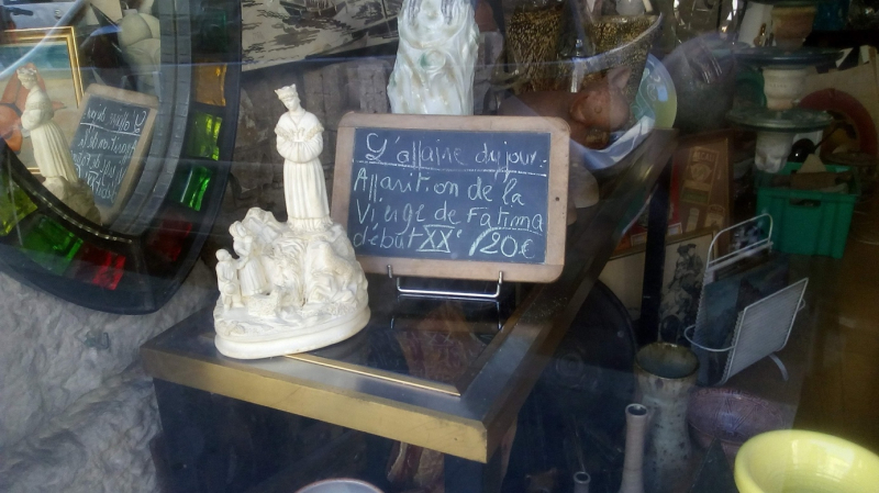 Vitrine d&apos;antiquaire, Lyon 2e [le vendeur a fait une confusion entre ND de Fatima et ND de La Salette]