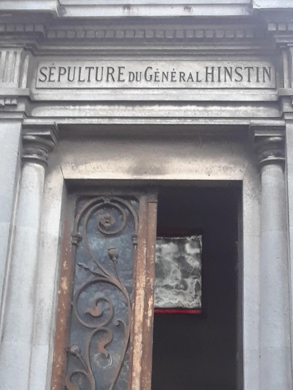 Figure 1. La tombe du général Hinstin, au cimetière du Montparnasse.
