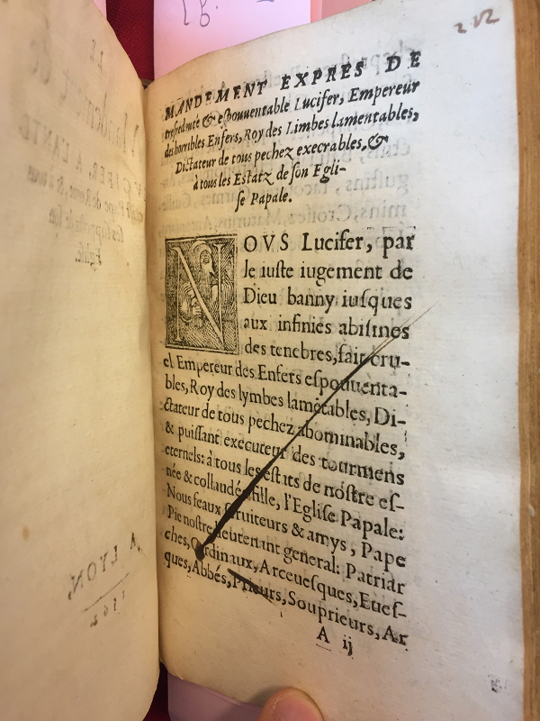 Fig. 3. Le Mandement de Lucifer à l’antechrist Pape de Rome : page biffée en diagonale à l’encre noire.