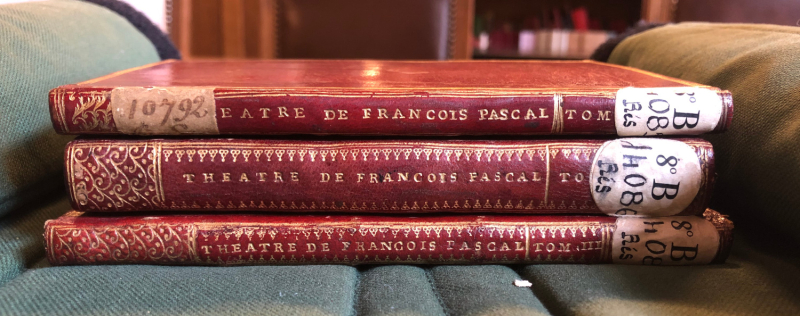 Fig. 4. Collection de trois recueils factices du théâtre de Françoise Pascal formée par le duc de La Vallière : [de haut en bas] 4a. Vol. I : Françoise Pascal, Agathonphile martyr, Lyon, Clément Petit, 1655 ; 4b. Vol. II : Françoise Pascal, Endymion, Lyon, Clément Petit, 1657 ; Sésostris, Lyon, Antoine Offray, 1661 ; Le Vieillard amoureux, Lyon, Antoine Offray, 1664 ; 4c. Vol. III : Diverses Poesies, Lyon, Simon Matheret, 1657
