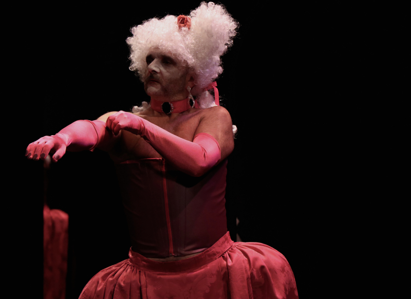 Fig. 2. Champagne déguisé en la marquise de La Tribaudière portant une perruque blanche et une robe à paniers de couleur rouge exubérante et artificielle (La Folle Enchère, théâtre de l’Épée de Bois, Paris, 2021).