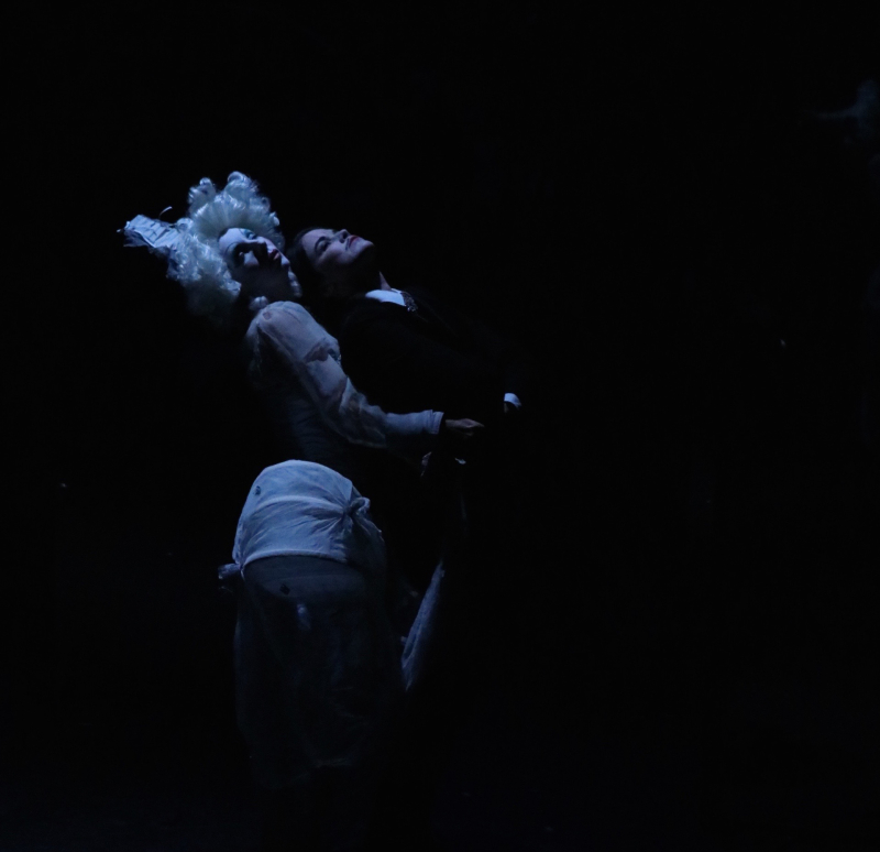 Fig. 4. Plaisir assumé par Angélique de jouer jusqu’au bout son rôle travesti de séducteur de femmes (La Folle Enchère, théâtre de l’Épée de Bois, Paris, 2021)