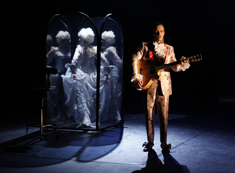 Fig. 5. Effets des paravents-miroirs mobiles sur la scène (La Folle Enchère, théâtre de l’Épée de Bois, Paris, 2021).