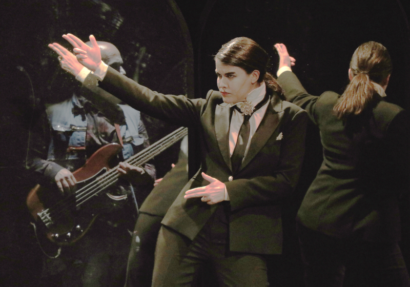 Fig. 6. Angélique dépassant le cadre utilitaire du travestissement pour s’amuser de la transgression des normes hétérosexuelles (La Folle Enchère, théâtre de l’Épée de Bois, Paris, 2021).