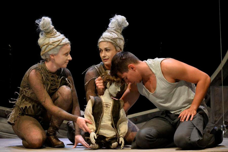 Figure 10. – The two young Ariels, Anna Spiegl and Mara Pallai charming Ferdinand (Zsombor Barna) and his bunraki self.