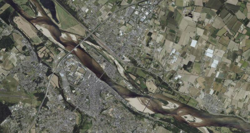 Fig. 1. Saumur et ses alentours, enjeux territoriaux hybrides (région de la Loire des châteaux, les îles de sables en période d’étiage, agriculture, logements, infrastructures de mobilité), photographie aérienne, Géoportail, mai 2021.